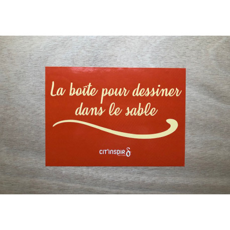 La boîte pour dessiner dans le sable La boîte pour dessiner dans le sable